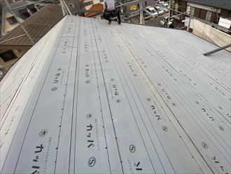 屋根葺き替え工事で新しいルーフィングを敷設